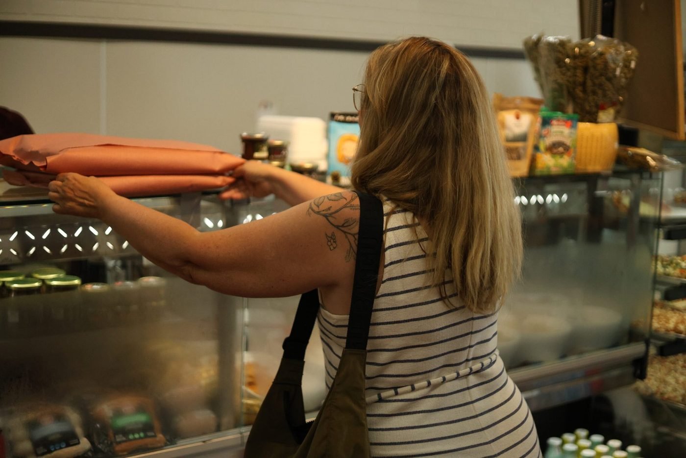 Une cliente servie au comptoir d’EuroDeli