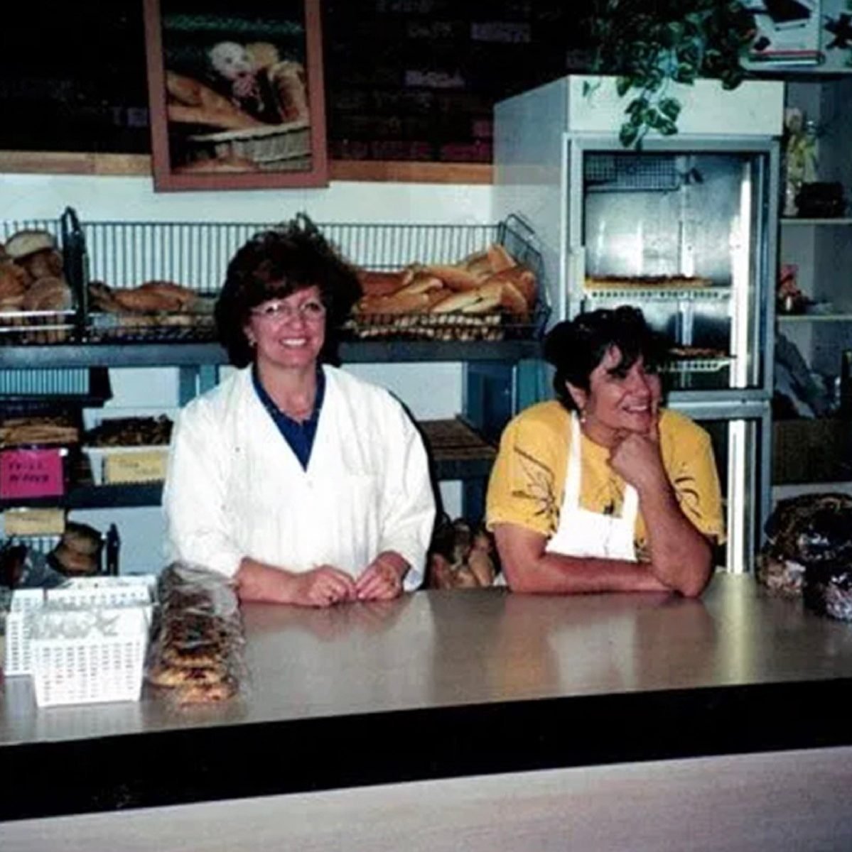 Une photographie des débuts du comptoir EuroDeli avec les étagères à pain