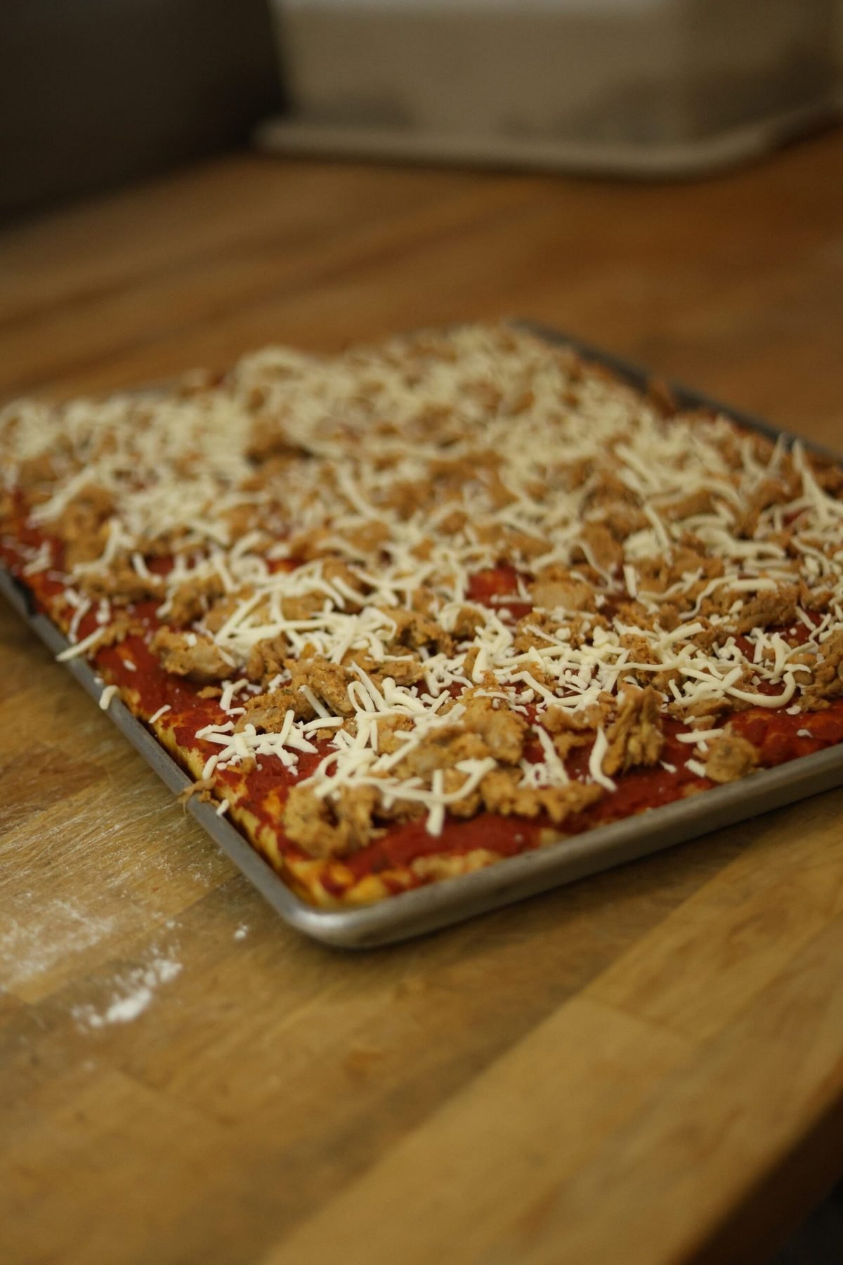 A full tray of tomato pizza al taglio